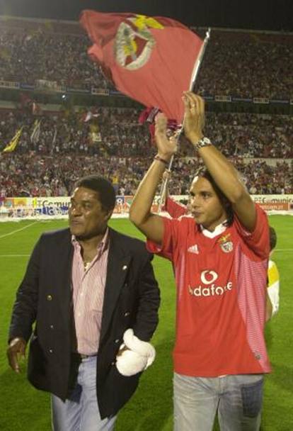 Sempre presente agli eventi importanti per il suo ex club, il Benfica: eccolo alla presentazione di Nuno Gomes. Ap 